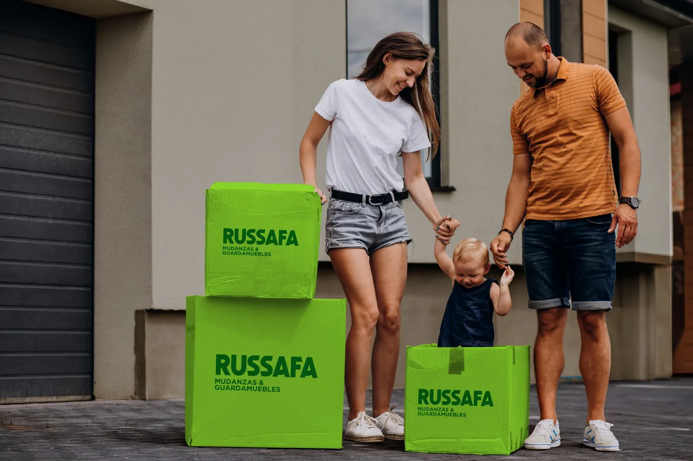 Familia con su bebé junto a cajas de mudanza Russafa